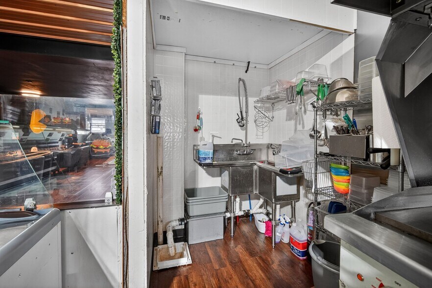 More Photos Of 124 S Fillmore St, Osceola Flex For Sale