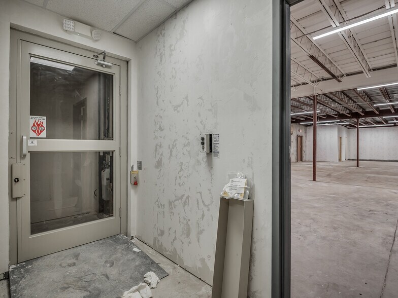 More Photos Of 4403-4411 SW 3rd St, Oklahoma City Showroom For Sale