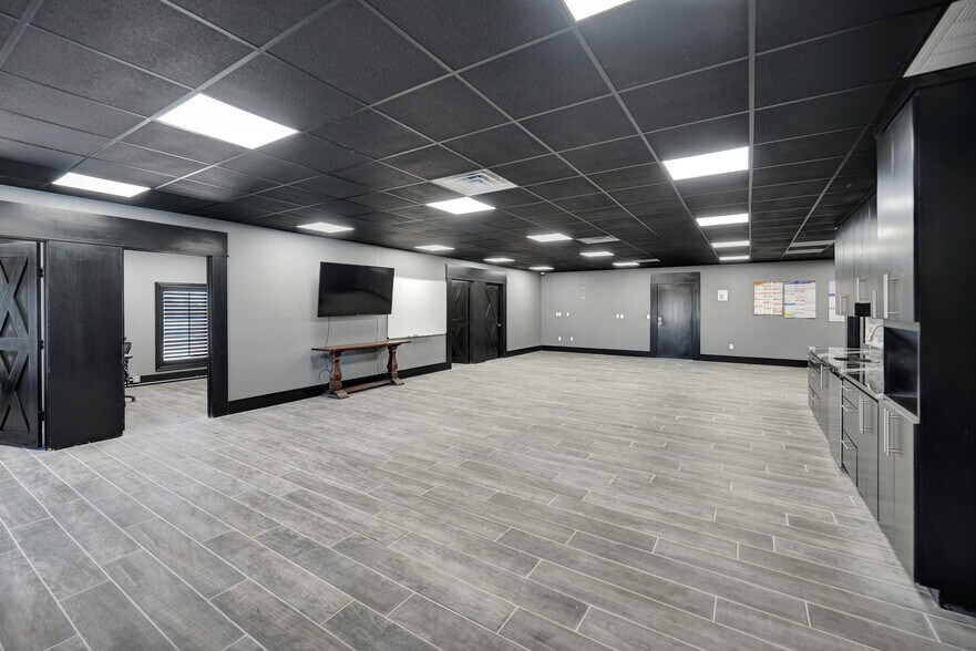 More Photos Of 9013 W County Road 160, Midland Showroom For Sale