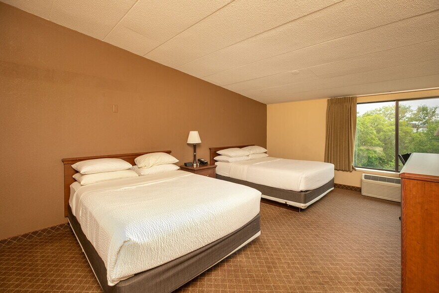 More Photos Of 435 16th Ave NW, Rochester Hotel For Sale