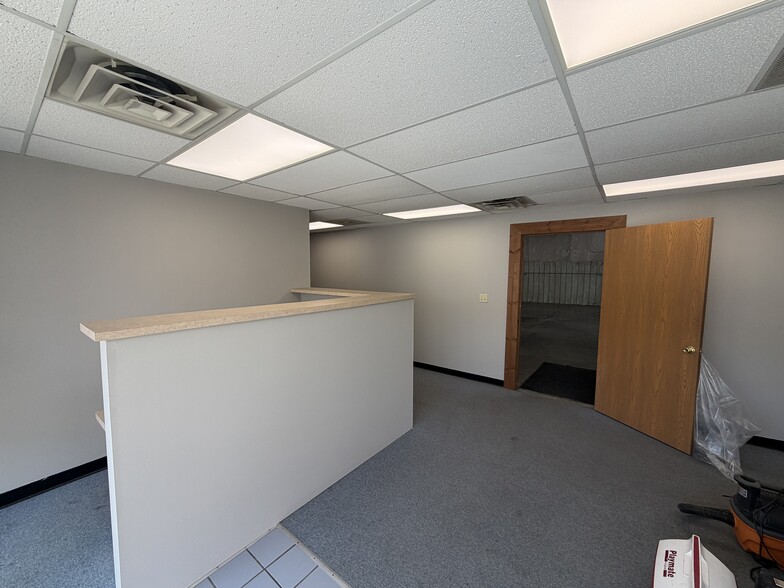 More Photos Of 9026 Sutton Pl, Hamilton Manufacturing For Sale