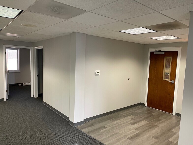 More Photos Of 110 S Hager Ave, Barrington Office For Lease