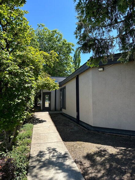 More Photos Of 1390 Waverly Dr SE, Albany Medical For Lease