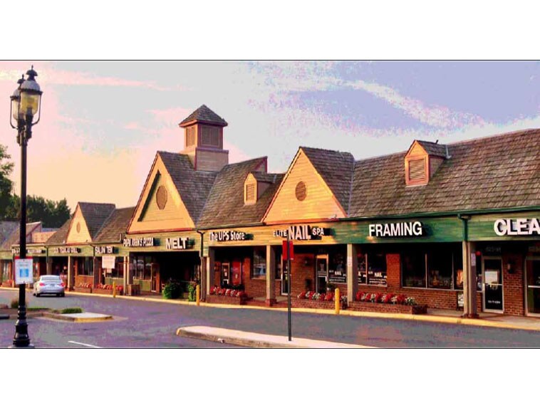 More Photos Of 525 E Market St, Leesburg Storefront For Lease