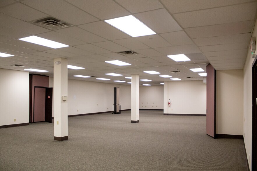 More Photos Of 800-820 Freeway Dr N, Columbus Office For Lease