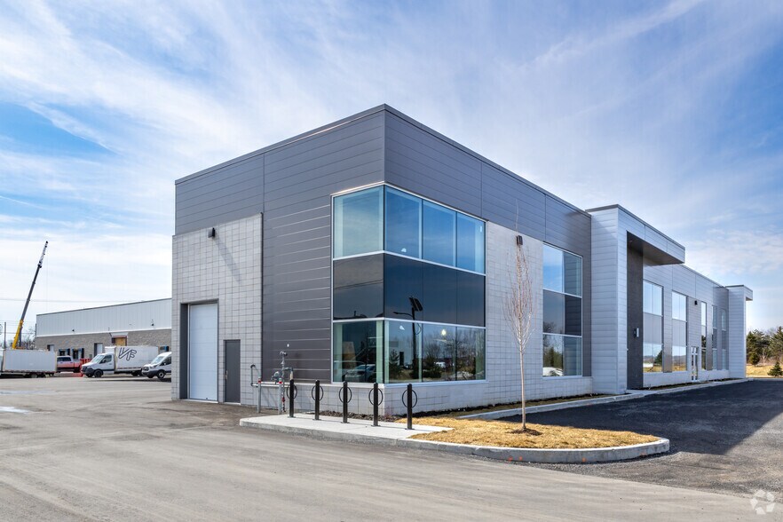 More Photos Of 306 Allée Du Golf, Saint-eustache Light Distribution For Lease