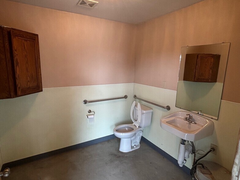 More Photos Of 1438 S Handley St, Wichita Flex For Lease