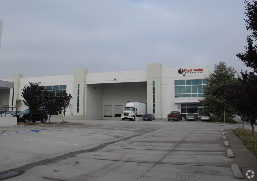 More Photos Of 5636 E 61st St, Commerce Warehouse For Lease