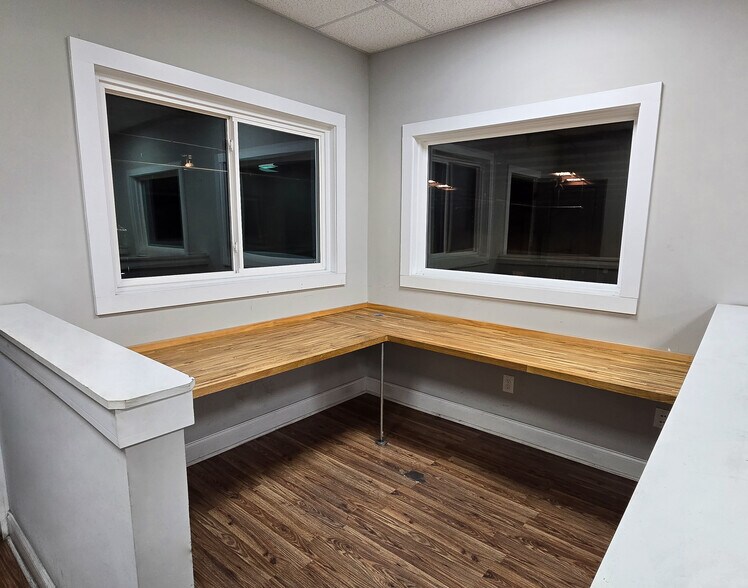 More Photos Of 913 Cobb Pky N, Marietta Warehouse For Lease