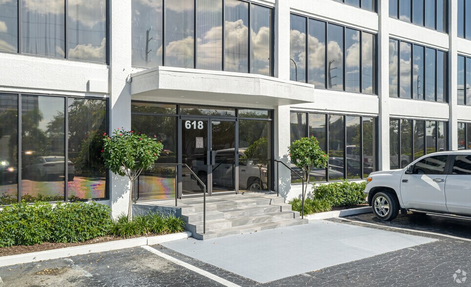 More Photos Of 618 US Highway 1, North Palm Beach Medical For Lease