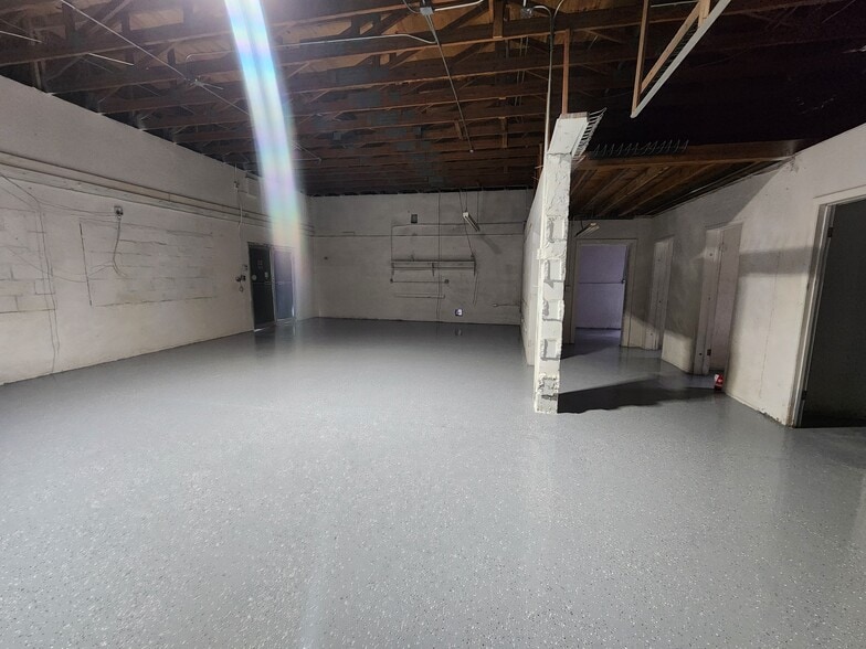 More Photos Of 284 S Center St, Pierson Auto Repair For Lease