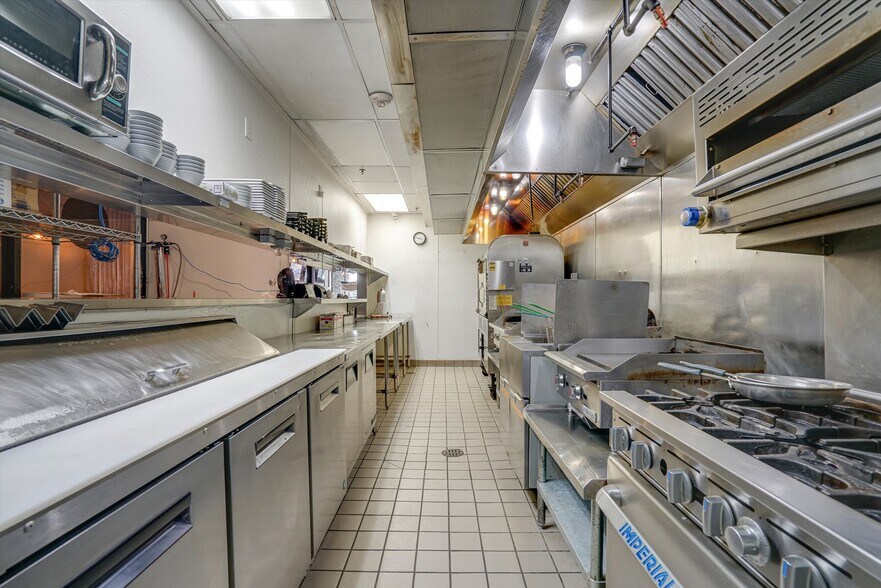 More Photos Of 152 S Brand Blvd, Glendale General Retail For Lease