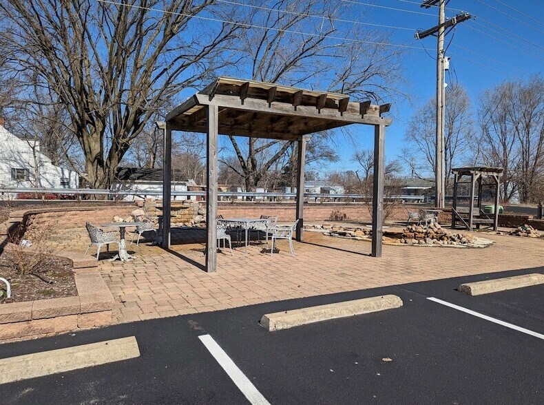 More Photos Of 608 S Jefferson St, Mascoutah General Retail For Lease