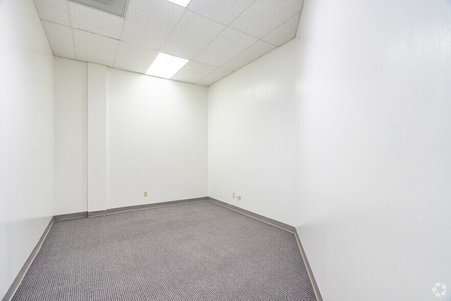 More Photos Of 12501-12607 Gulf Fwy, Houston Unknown For Lease