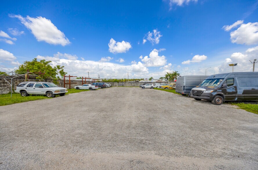 More Photos Of 3700 NW 27th Ave, Miami Service For Lease