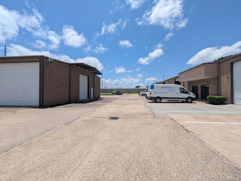 More Photos Of 2440 W Cardinal Dr, Beaumont Warehouse For Lease