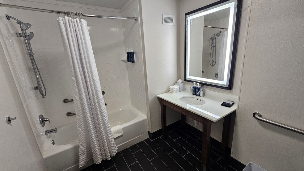 More Photos Of 8520 Baymeadows Rd, Jacksonville Hotel For Sale