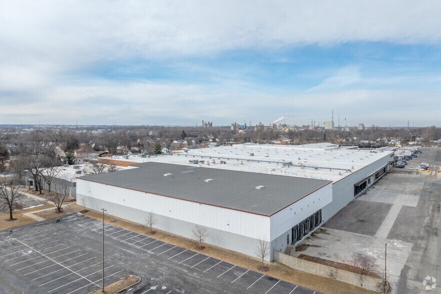 More Photos Of 7830 W 71st St, Bridgeview Manufacturing For Lease