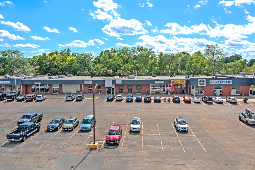 More Photos Of 2910-2996 Court St, Pekin General Retail For Sale