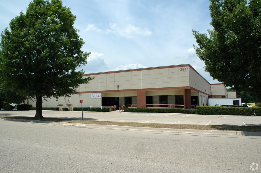 More Photos Of 3923 Morse St, Denton Flex For Lease