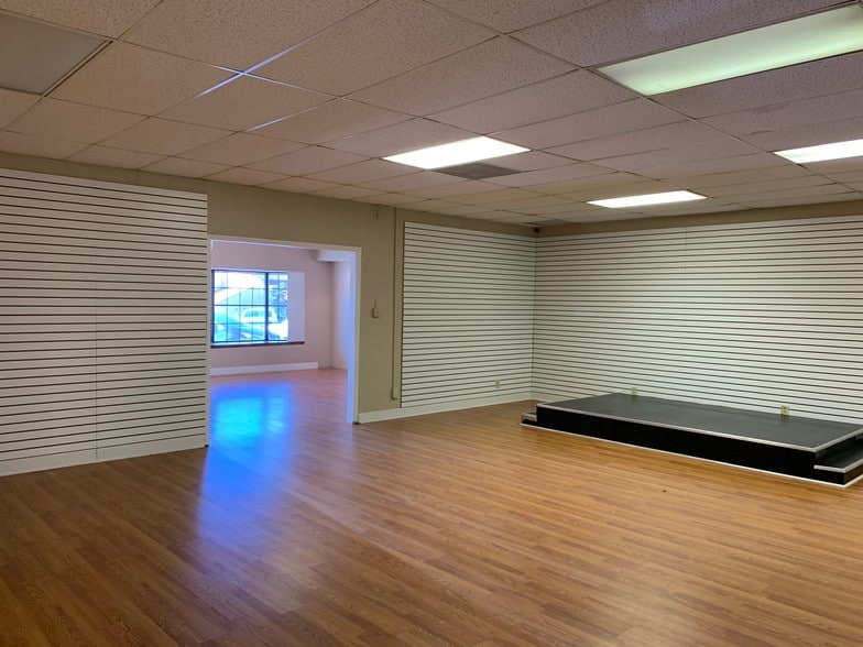 More Photos Of 126 Shadow Mountain Dr, El Paso Restaurant For Lease