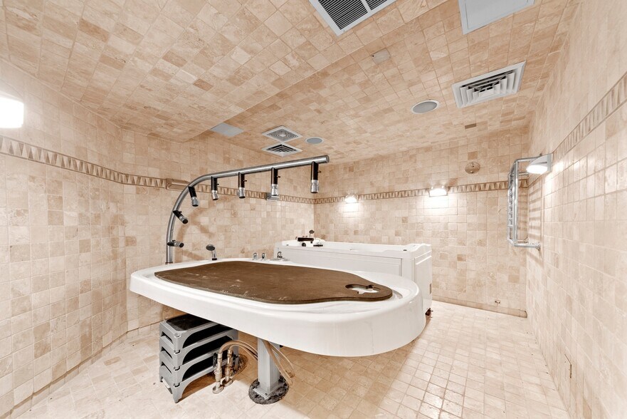 More Photos Of 330 W Frontage Rd, Northfield Medical For Lease