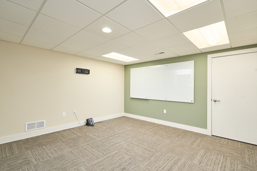 More Photos Of 799 White Pond Dr, Akron Office For Lease