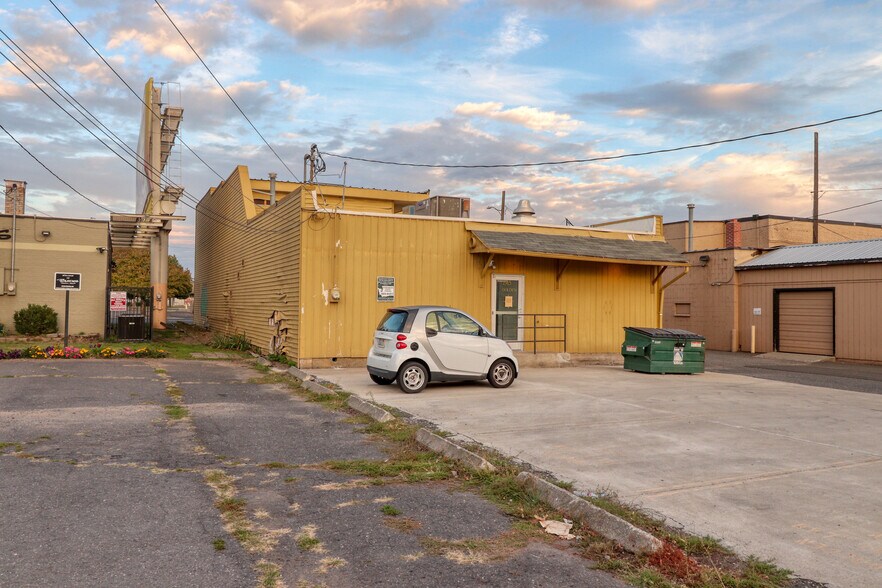 More Photos Of 1915 N Division St, Spokane Office For Sale