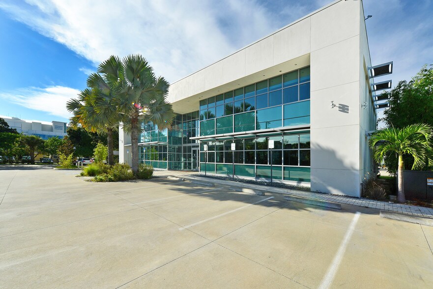 More Photos Of 2068 Hawthorne St, Sarasota Medical For Lease