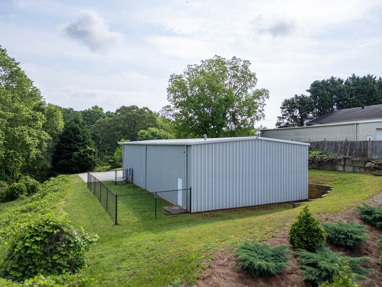 More Photos Of 70 N Gwinnett St, Buford Showroom For Sale