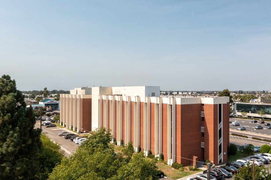 More Photos Of 17822 Beach Blvd, Huntington Beach Medical For Lease