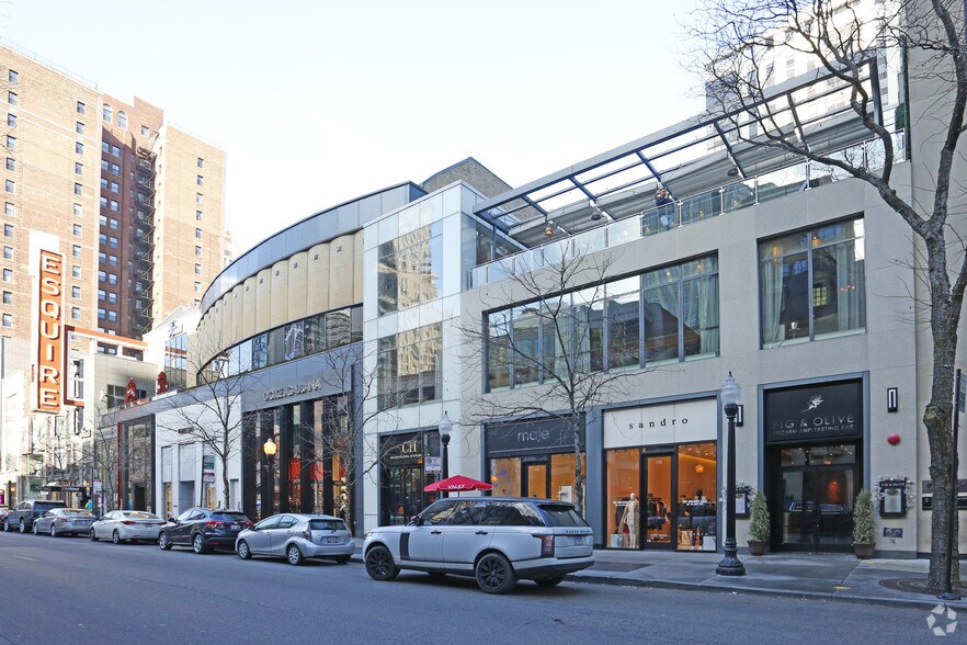 More Photos Of 58-104 E Oak St, Chicago Storefront For Lease