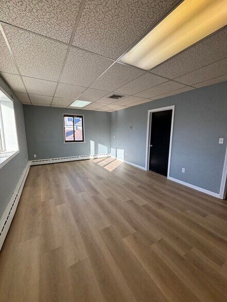 More Photos Of 542-544 Main St, Cromwell Freestanding For Lease