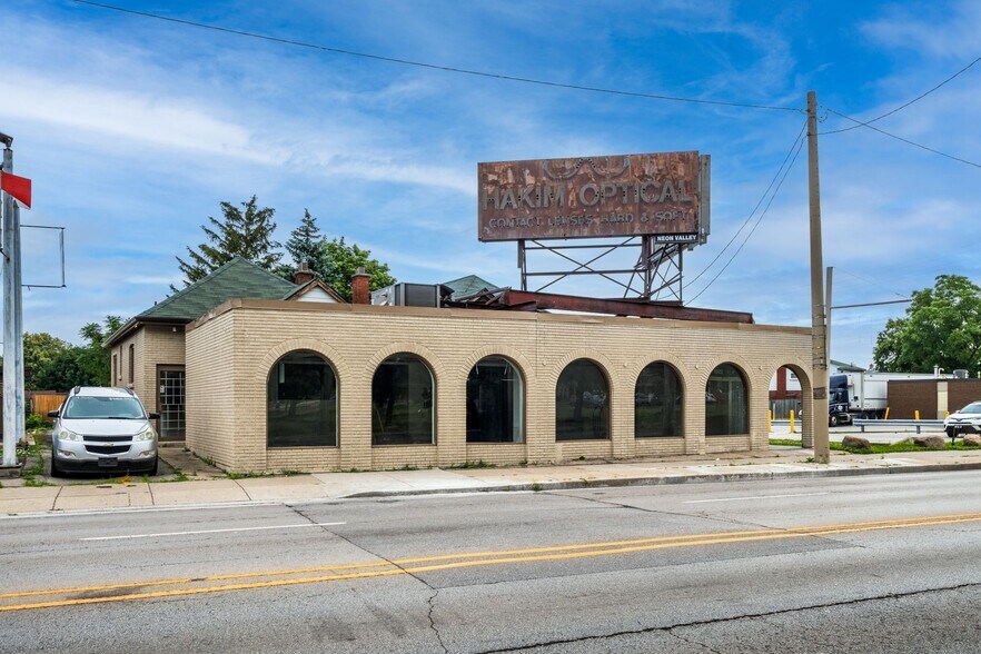 More Photos Of 1579-1583 Main St E, Hamilton Storefront For Lease