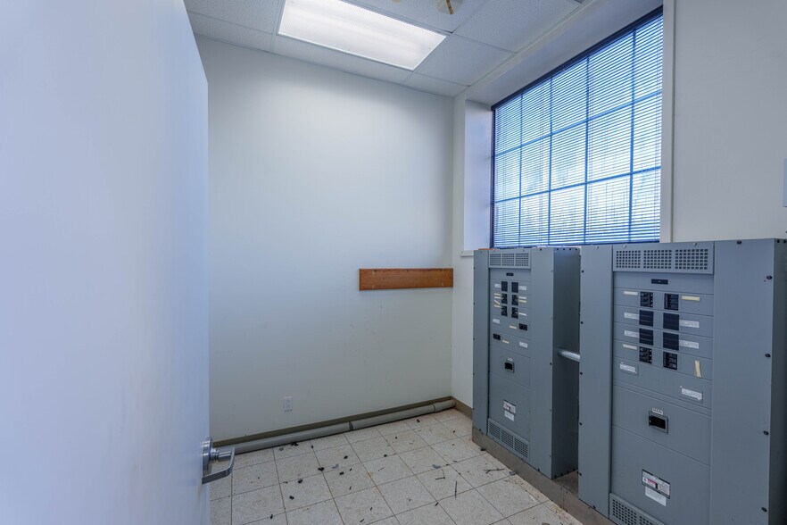 More Photos Of 415 Franklin D Roosevelt Dr, Muscle Shoals Office For Lease