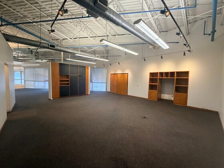 More Photos Of 9797-10161 E Admiral Pl, Tulsa Showroom For Lease
