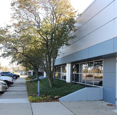 More Photos Of 1935-1955 Techny Rd, Northbrook Showroom For Lease