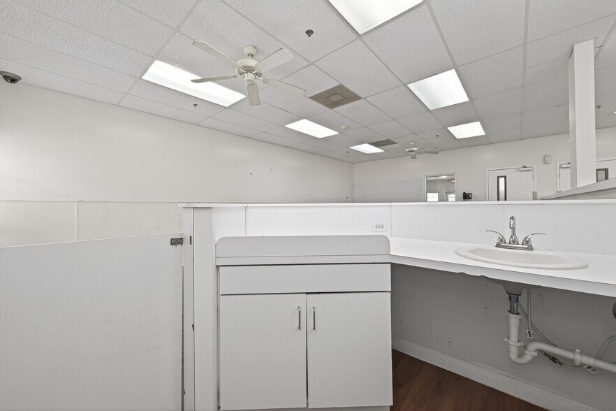 More Photos Of 8525 Queenston Blvd, Houston Freestanding For Sale