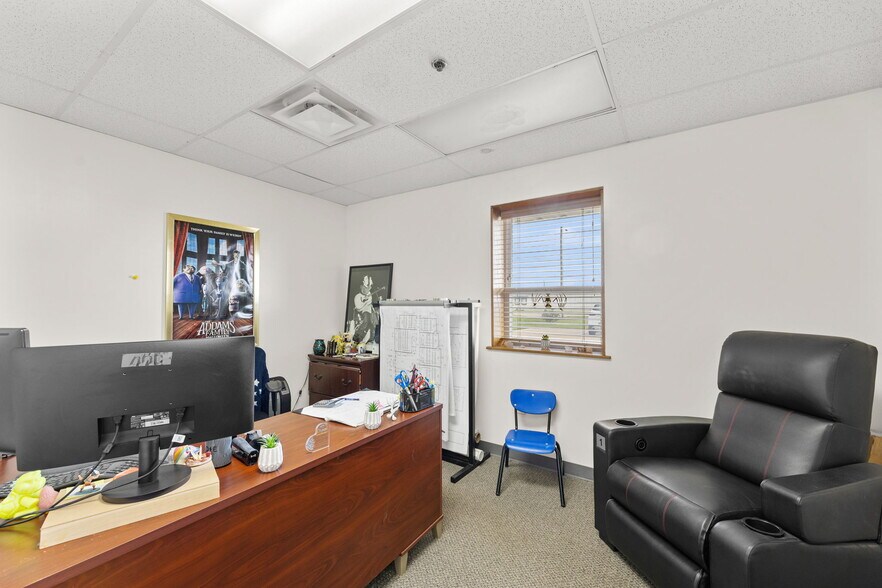 More Photos Of 900 W Miller Rd, Iola Manufacturing For Sale