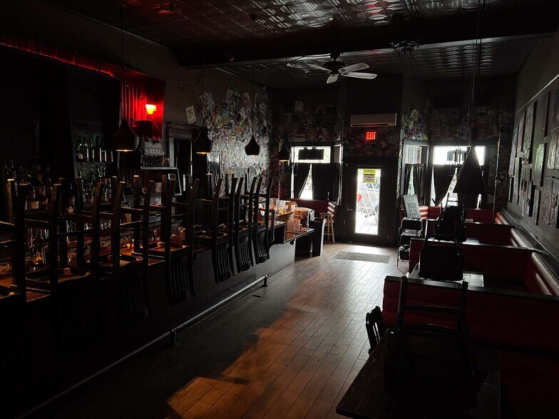 More Photos Of 1701-1719 SE Hawthorne Blvd, Portland Storefront For Sale