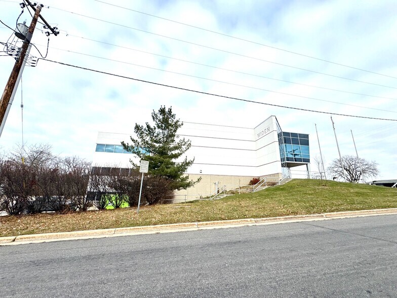 More Photos Of 6911 Mangrove Ln, Monona Office For Lease