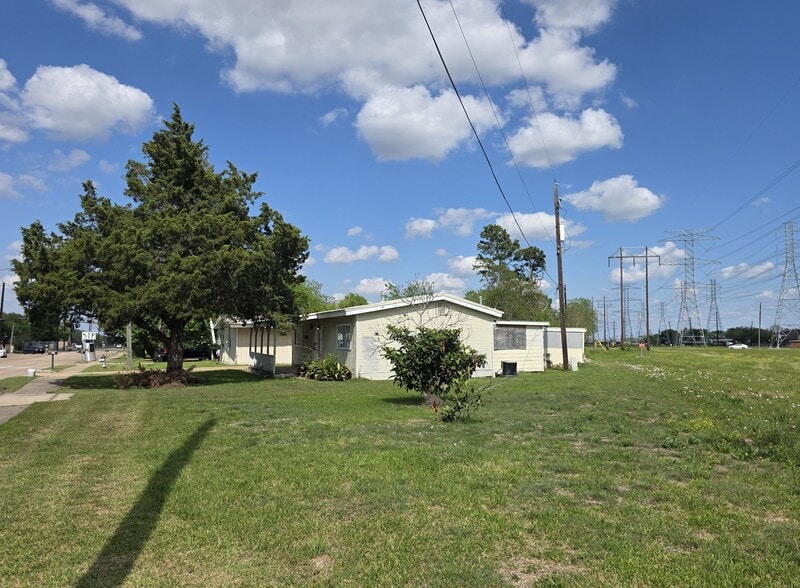 More Photos Of 2219 5th St, Stafford Office For Sale