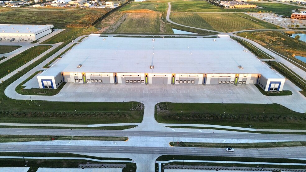 More Photos Of 12501 Plum Dr, Urbandale Distribution For Lease