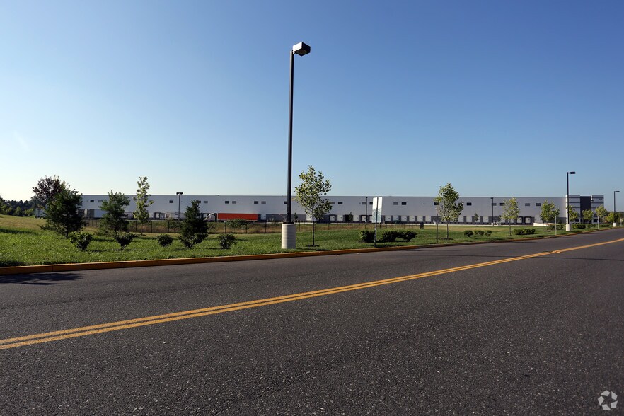 More Photos Of 1620 River Rd, Burlington Warehouse For Lease