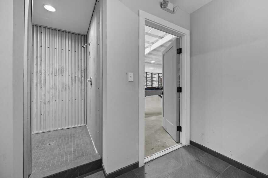 More Photos Of 905 NW 2nd St, Gainesville Industrial For Lease