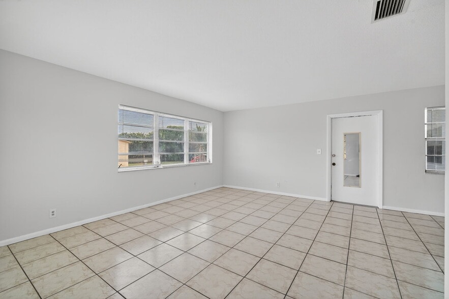 More Photos Of 461 Sunshine Dr, Coconut Creek Apartments For Sale