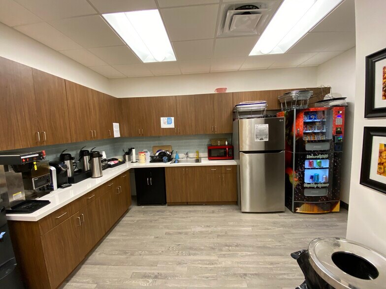 More Photos Of 602 S Military Trl, Deerfield Beach Showroom For Lease