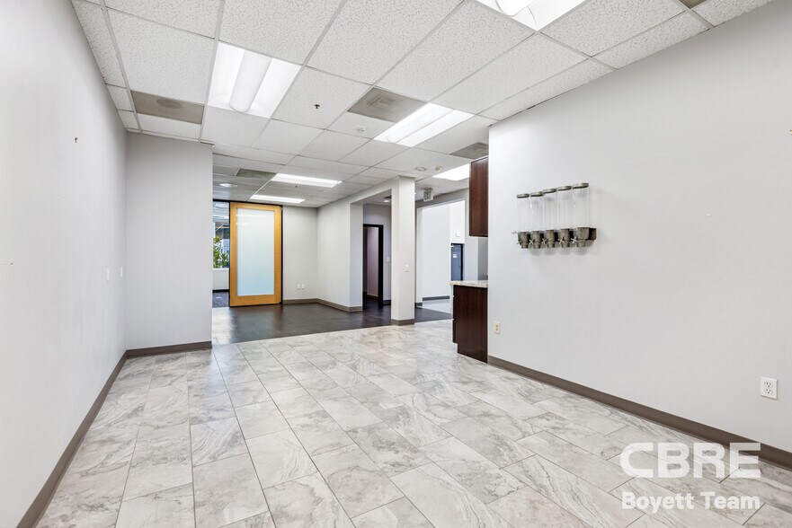 More Photos Of 26025 Mureau Rd, Calabasas Office For Sale