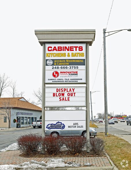 More Photos Of 7675 Highland Rd, Waterford Showroom For Lease