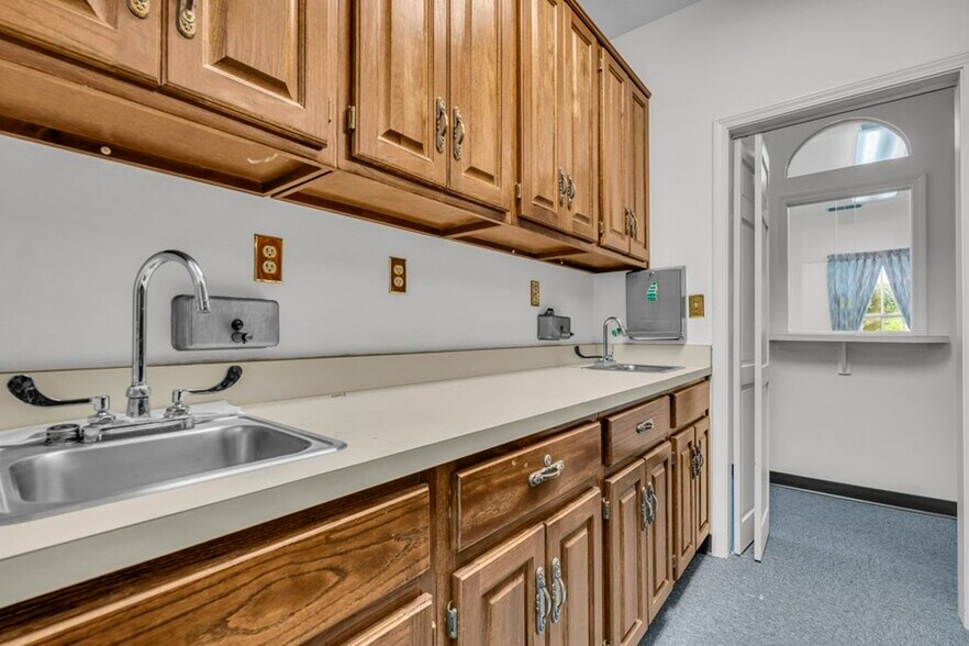 More Photos Of 2403 5th St N, Columbus Medical For Lease